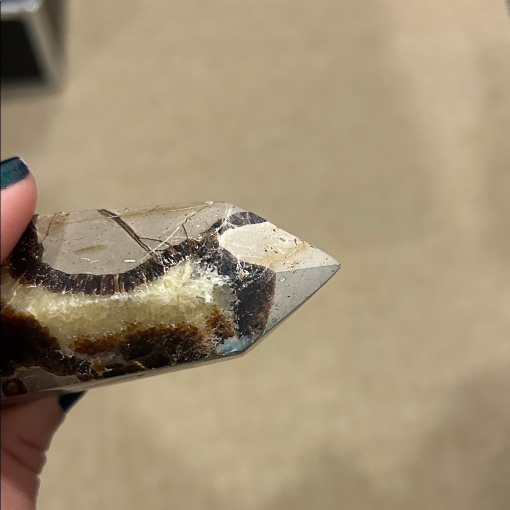 Natural Septarian Stone Obelisk - UV reactive - Picture 8 of 11